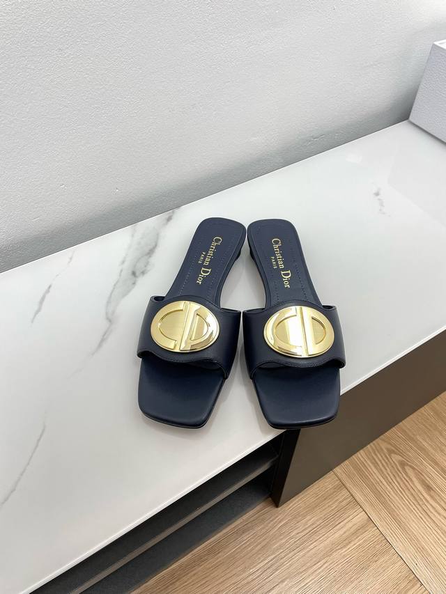 代购级 底跟 高跟 Dior*新品方头cd金属扣拖鞋！经典标识，简约金属c D字母扣提升格调！5Cm小圆柱跟设计更加舒适百搭！ 鞋面：牛皮 内里 垫脚：羊皮 五